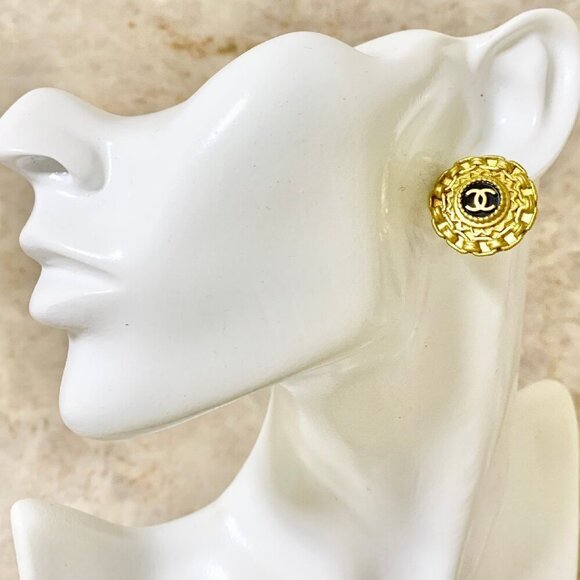 CHANEL CC Logos Black Round Chain Clip-On Earrings Gold Tone 95P Auth w/Box - Picture 3 of 6
